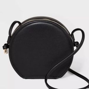 Round cross body purse